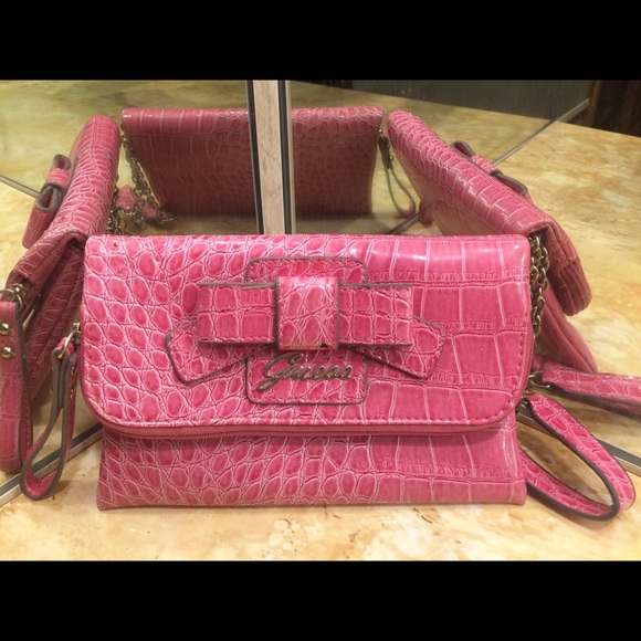 Guess wristlet - Picture 1 of 3